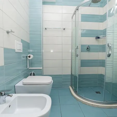 Picasso 호텔 Radhimë